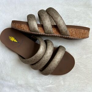 VOLATILE Women’s Gillette Slide Sandal Metallic Leopard Print Tri-Band Cork 5.5?